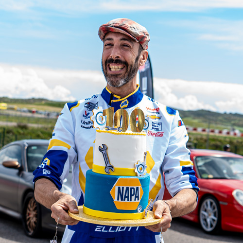 Nuestro mimo NAPA sujetando la tarta de celebraciÃ³n del 100 aniversario de la marca