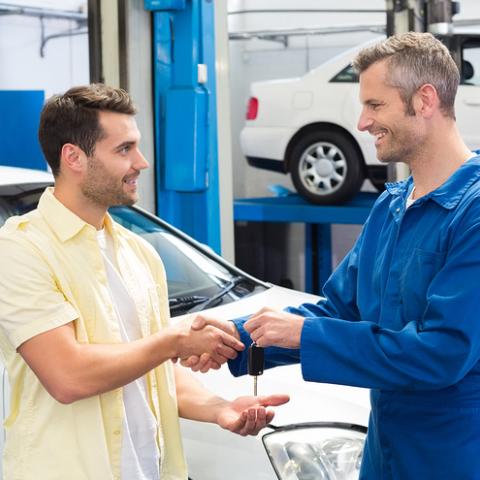 Cliente y mecánico