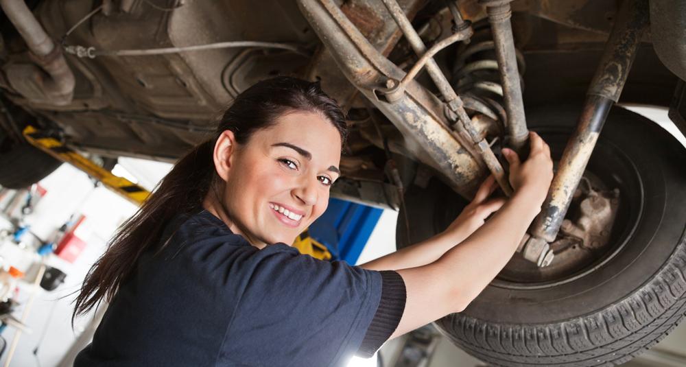 Fotografía de técnico de taller cambio amortiguador