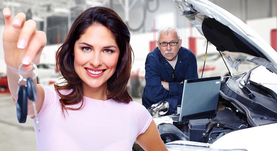 Automovilista mujer acude al taller.