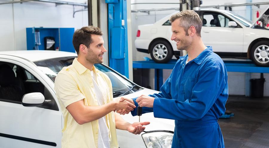Cliente y mecánico Cliente y mecánico